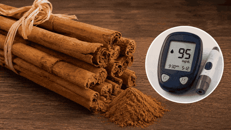 Bastoncini di cannella Ceylon accanto a un glucometro che segna 95 mg/dL