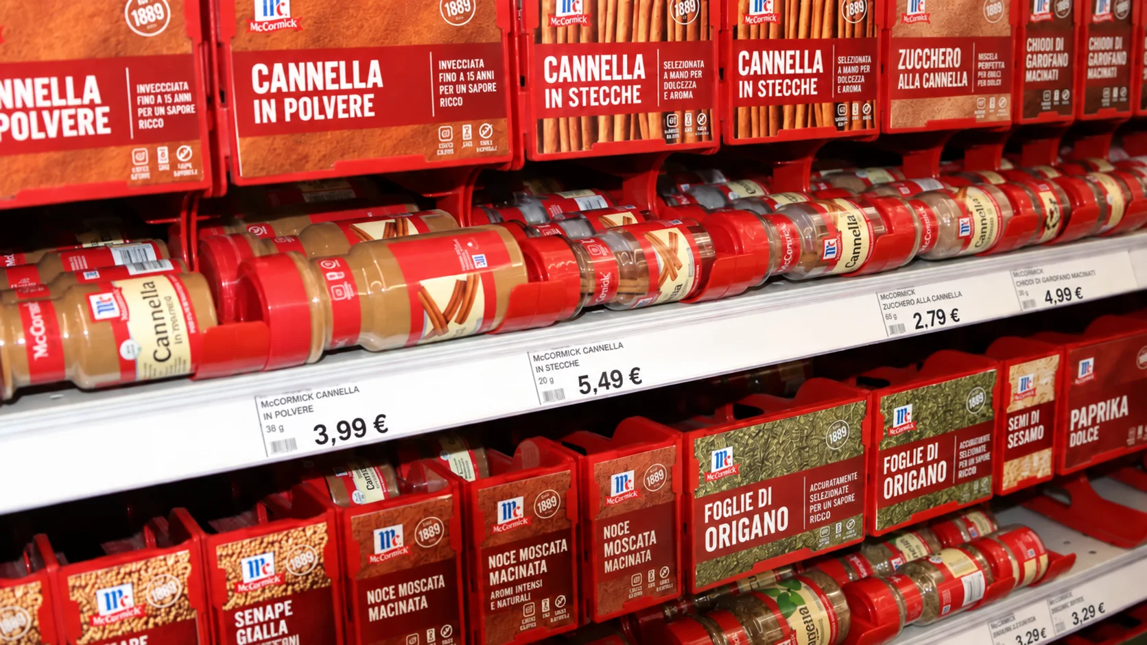 Scaffale del supermercato pieno di barattoli di cannella Cassia